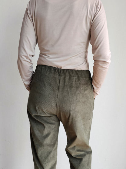 petit cochon Wickelshirt aus weichem Kaschmir-Mix in Beige kombiniert mit olivgrüner Cordhose, Rückansicht