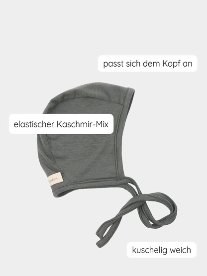 Babyhäubchen Kaschmir-Mix - Taube, handgefertigt in Berlin, passt perfekt zum Loopbody und zur Babyhose aus Kaschmir-Mix.