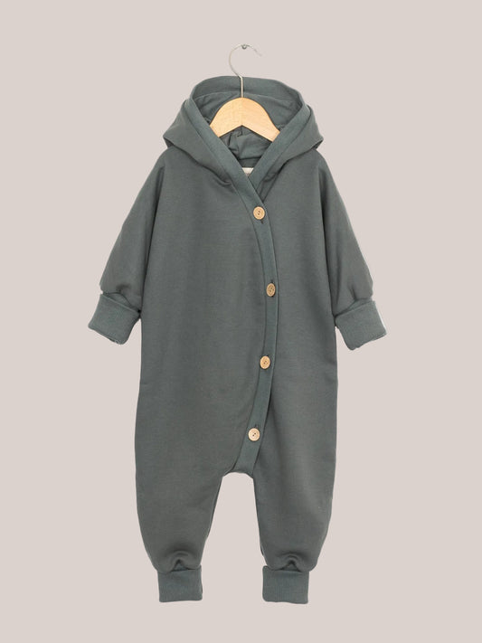 Kuschelanzug Bio-Sweat - Taube: Grauer Baby-Overall mit Kapuze, aus weichem Bio-Baumwoll-Sweat, ideal für drinnen und draußen, mitwachsend durch Krempelbündchen.