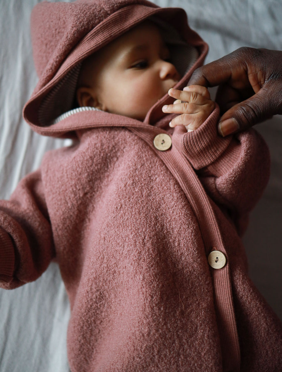 Baby 9 Monate mit Overall Gr 3M