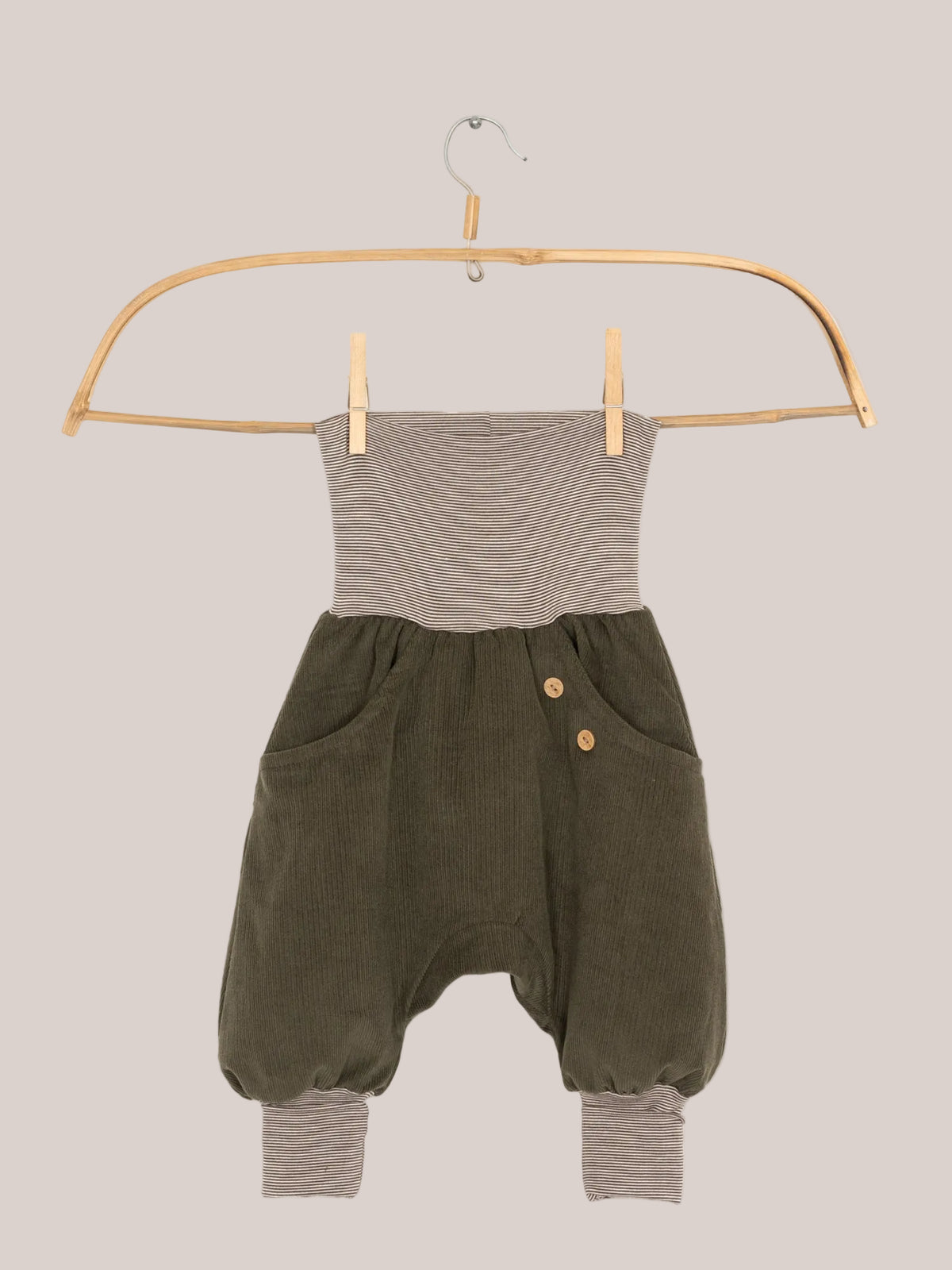 Knickerbocker pantaloni in fustagno fine a coste color avocado – pantaloni comodi per bambini attivi con bordo a righe, perfetti per la vita quotidiana e il gioco, realizzati artigianalmente a Berlino con materiali di alta qualità.