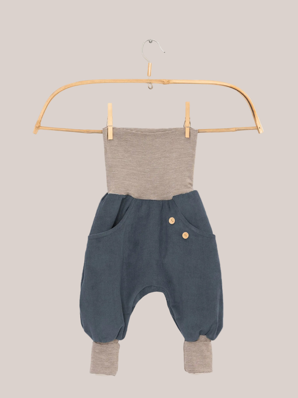 Knickerbocker a coste fini a righe – mirtillo, morbidi pantaloni in cotone a coste per bambini attivi, con un allegro motivo a righe sul bordo.