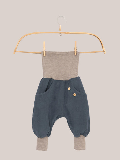 Knickerbocker a coste fini a righe – mirtillo, morbidi pantaloni in cotone a coste per bambini attivi, con un allegro motivo a righe sul bordo.