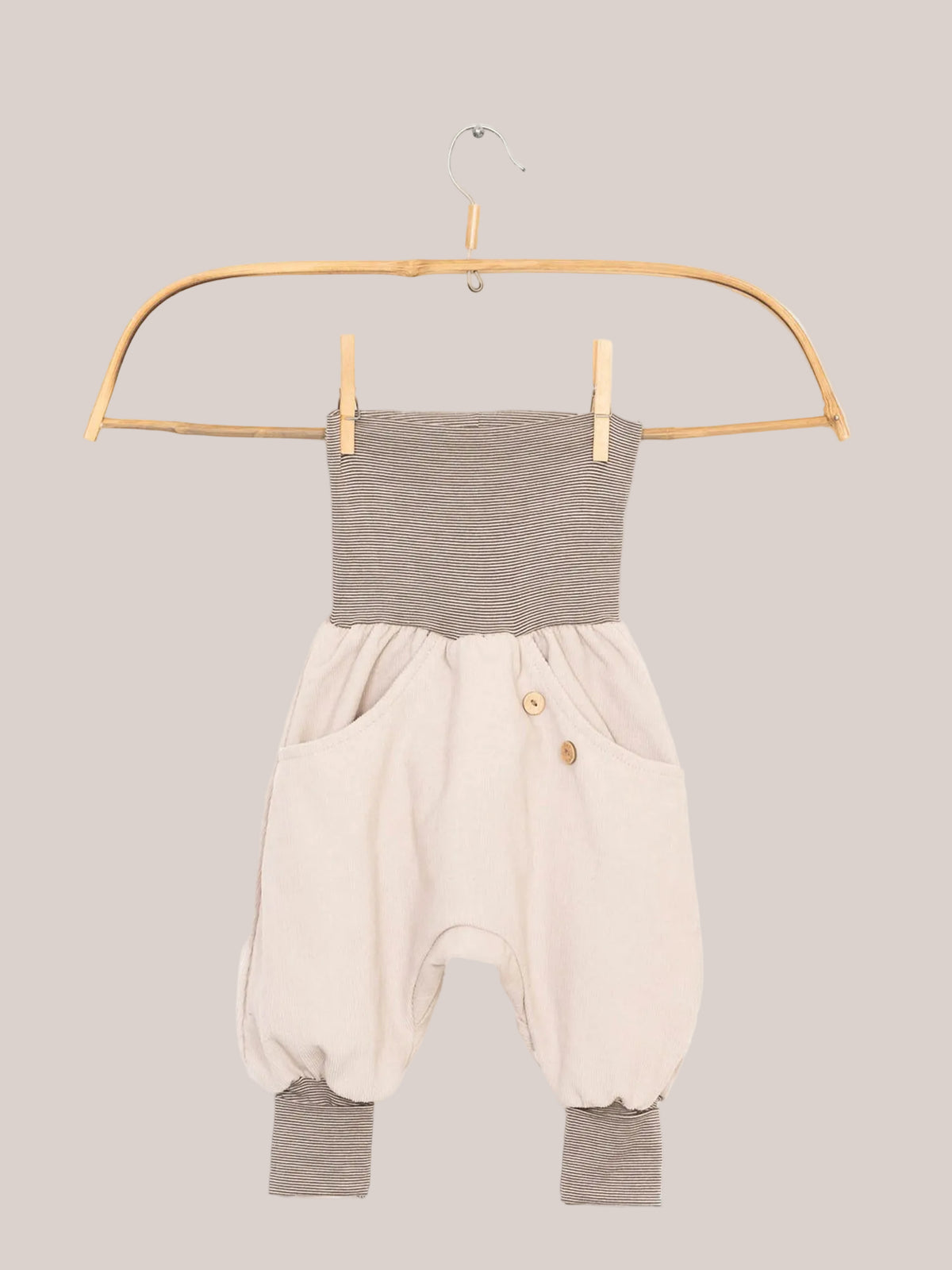 Pantaloni in fine velluto a coste a righe Knickerbocker color sabbia per bambini attivi: comodi e morbidi, in velluto di cotone con un allegro motivo a righe e una cintura elastica, ideali per le avventure al chiuso e all’aperto.