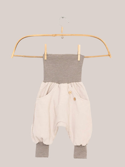 Pantaloni in fine velluto a coste a righe Knickerbocker color sabbia per bambini attivi: comodi e morbidi, in velluto di cotone con un allegro motivo a righe e una cintura elastica, ideali per le avventure al chiuso e all’aperto.