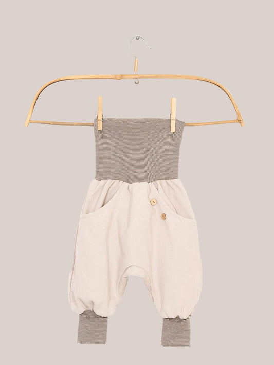 Knickerbocker fine-corduroy striped trousers in sand for active children – comfortable, soft cotton-corduroy trousers with a cheerful striped pattern and an elastic waistband, ideal for adventures indoors and outdoors.