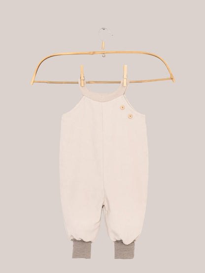 Detailansicht der Schlupflatzhose Feincord - Sand, handgenäht mit weichem Halsbündchen.