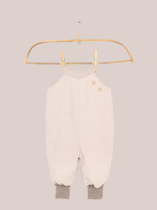 Detailed view of the fine-corduroy pull-on pants – Sand, hand-sewn with a soft neckband.