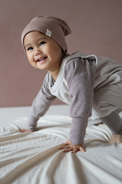 Schlupflatzhose Feincord in Sand aus weicher Baumwolle für Kinder, bequem und einfach anzuziehen.