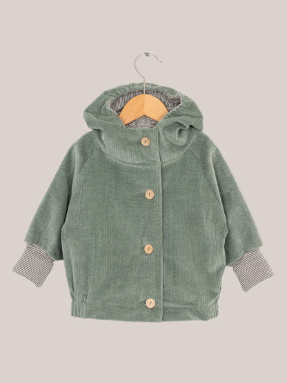 Wichteljacke Breitcord - Aqua: Übergangsjacke mit Kapuze und krempelbaren Ringel-Armbündchen, auf einem Holzkleiderbügel präsentiert. Ideal für wachsende Kinder, handgefertigt in Deutschland.