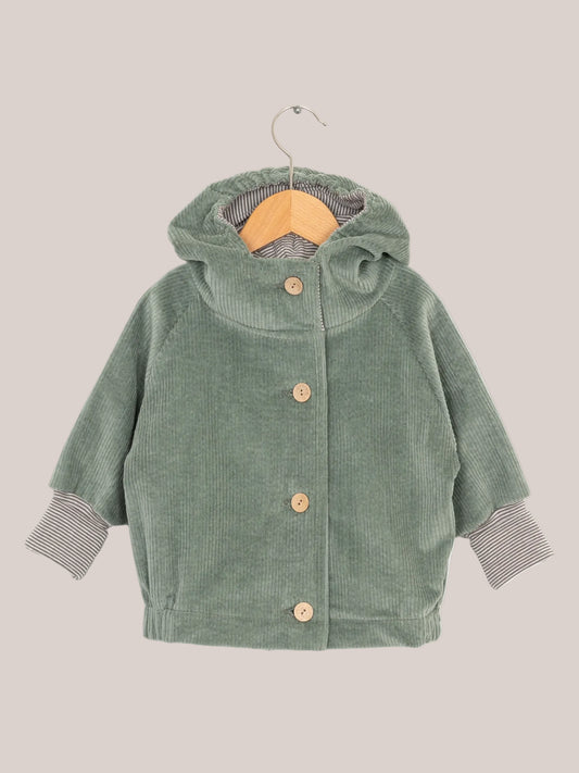 Wichteljacke Breitcord - Aqua: Übergangsjacke mit Kapuze und krempelbaren Ringel-Armbündchen, auf einem Holzkleiderbügel präsentiert. Ideal für wachsende Kinder, handgefertigt in Deutschland.