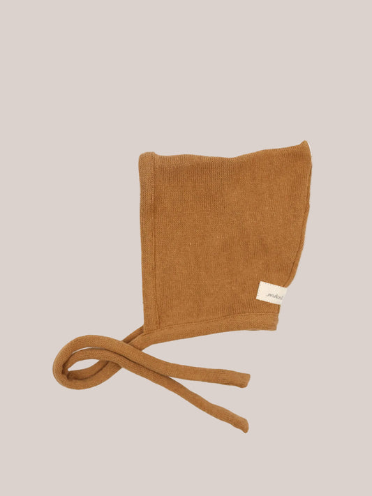 Zwergenmütze Strick - Sahara aus recycelter Baumwolle mit Bindeband, kuschelig weich, perfekt für Herbst und Winter, mit weißem Etikett auf braunem Strick. Erstausstattung Babys. Perfekte Baby Geschenke.